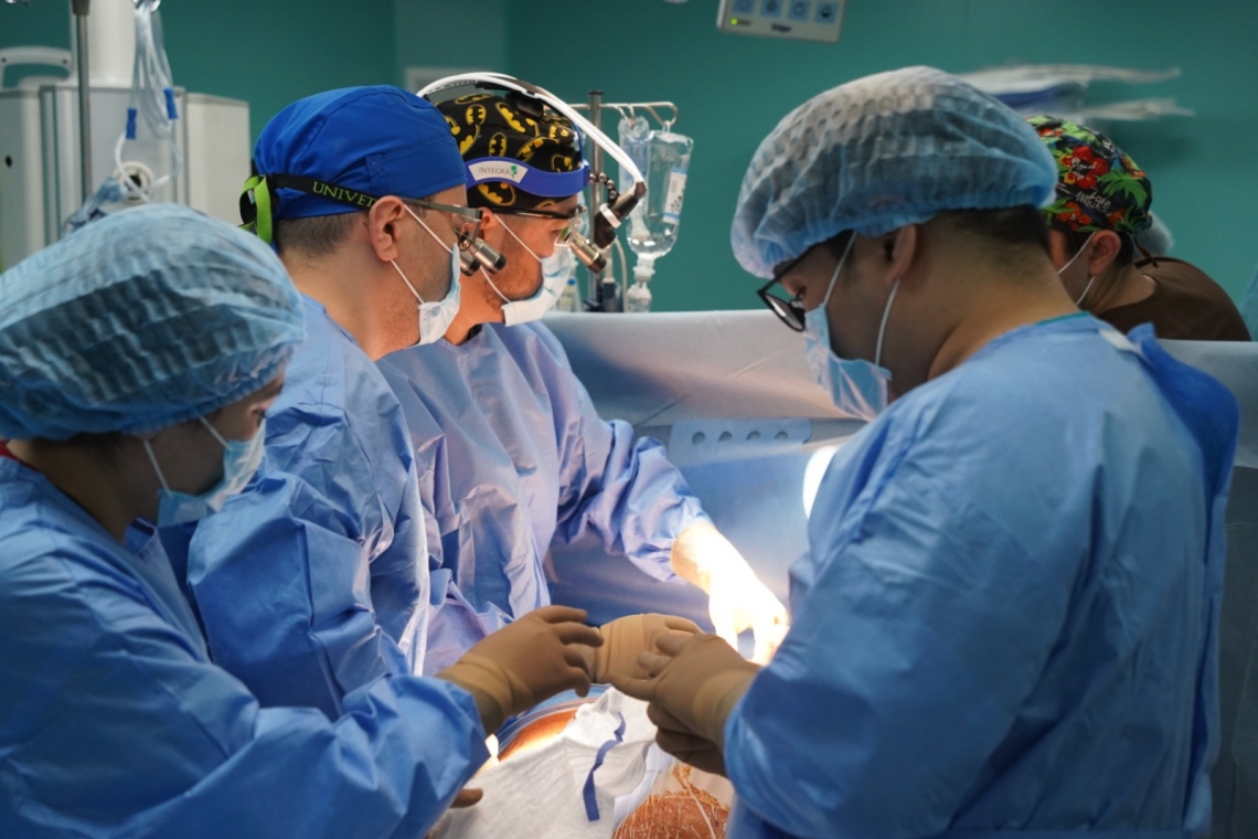 В НИИКВБ впервые на территории СНГ имплантировали новейший биологический  протез для замены аортального клапана сердца